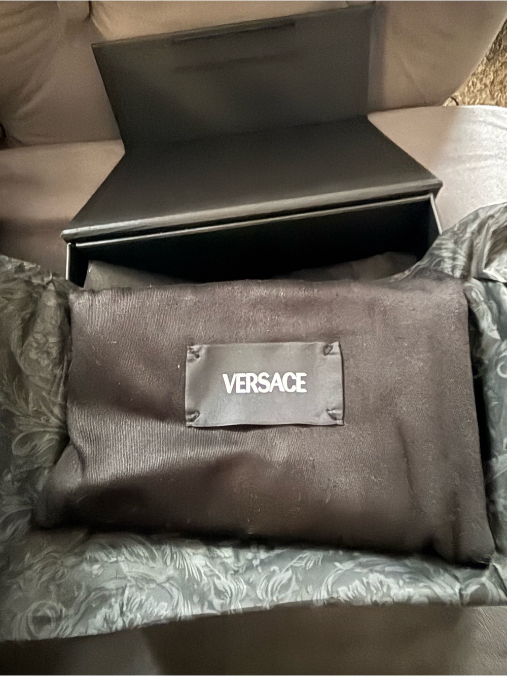 🔥Versace  Calfskin Leather Cream Patent Leather Clutch+ Gold full inclusion 🔥 - Picture 12 of 16